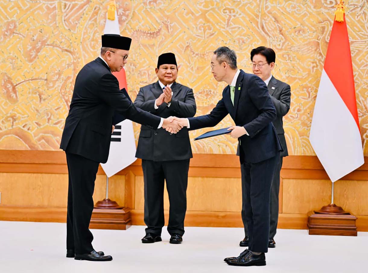 Presiden Republik Indonesia Prabowo Subianto menyaksikan secara langsung pengumuman dan pertukaran 10 nota kesepahaman (Memorandum of Understanding/MoU) antara Republik Indonesia dan Republik Korea dalam kunjungan kenegaraannya di Istana Kepresidenan Republik Korea, Cheong Wa Dae (Blue House), pada Rabu, 1 April 2026. (Biropers)