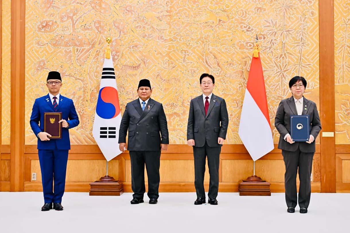Presiden Republik Indonesia Prabowo Subianto menyaksikan secara langsung pengumuman dan pertukaran 10 nota kesepahaman (Memorandum of Understanding/MoU) antara Republik Indonesia dan Republik Korea dalam kunjungan kenegaraannya di Istana Kepresidenan Republik Korea, Cheong Wa Dae (Blue House), pada Rabu, 1 April 2026. (Biropers)