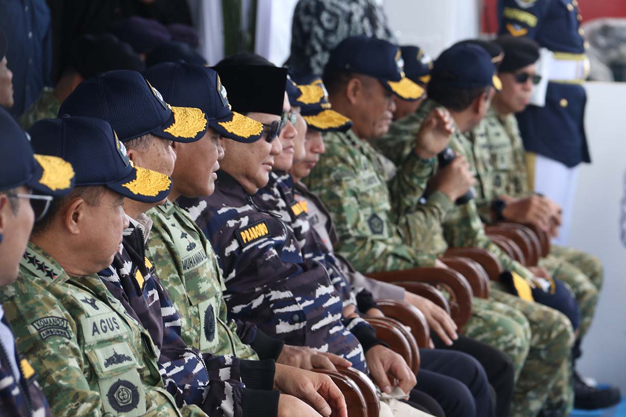 Presiden Prabowo Subianto (ketiga kiri) dan Wakil Presiden Gibran Rakabuming Raka (keemapt kiri) didampingi Menteri Pertahanan Sjafrie Sjamsoeddin (kiri) dan KSAL Laksamana TNI Muhammad Ali (kedua kiri) menyaksikan Sailing Pass di atas KRI dr. Radjiman Wedyodiningrat di perairaan Teluk Jakarta, Kamis (2/10/2025).(Beritanasional.com/Oke Atmaja)