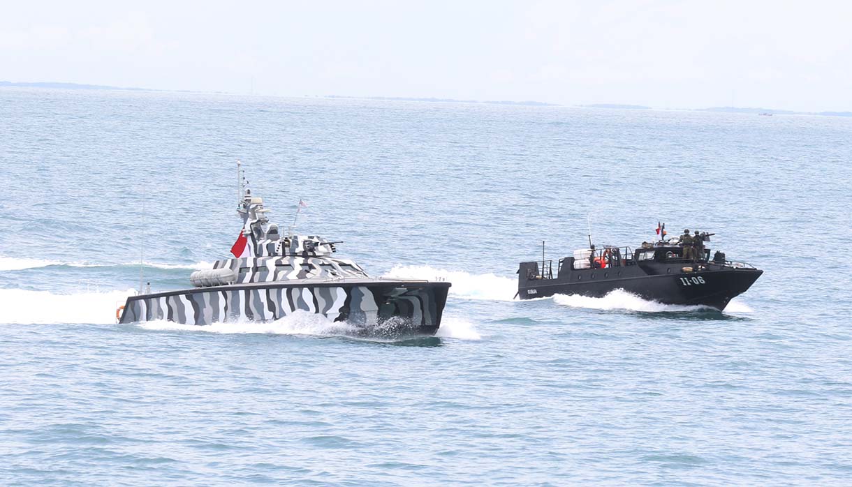 Presiden Prabowo Subianto (ketiga kiri) dan Wakil Presiden Gibran Rakabuming Raka (keemapt kiri) didampingi Menteri Pertahanan Sjafrie Sjamsoeddin (kiri) dan KSAL Laksamana TNI Muhammad Ali (kedua kiri) menyaksikan Sailing Pass di atas KRI dr. Radjiman Wedyodiningrat di perairaan Teluk Jakarta, Kamis (2/10/2025).(Beritanasional.com/Oke Atmaja)