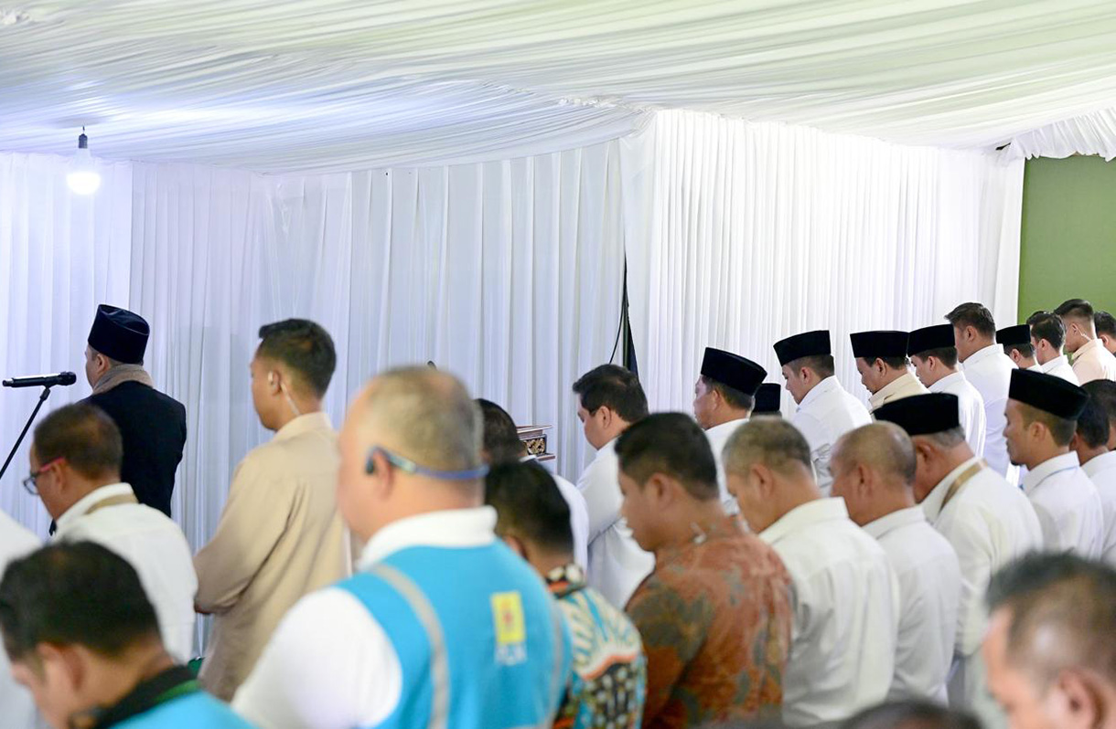 Presiden Prabowo Subianto melaksanakan ibadah salat Jumat di Tenda Ibadah Peserta Retret, Kabupaten Magelang, Provinsi Jawa Tengah, Jumat (28/2/2025).(Beritanasional.com/Oke Atmaja)