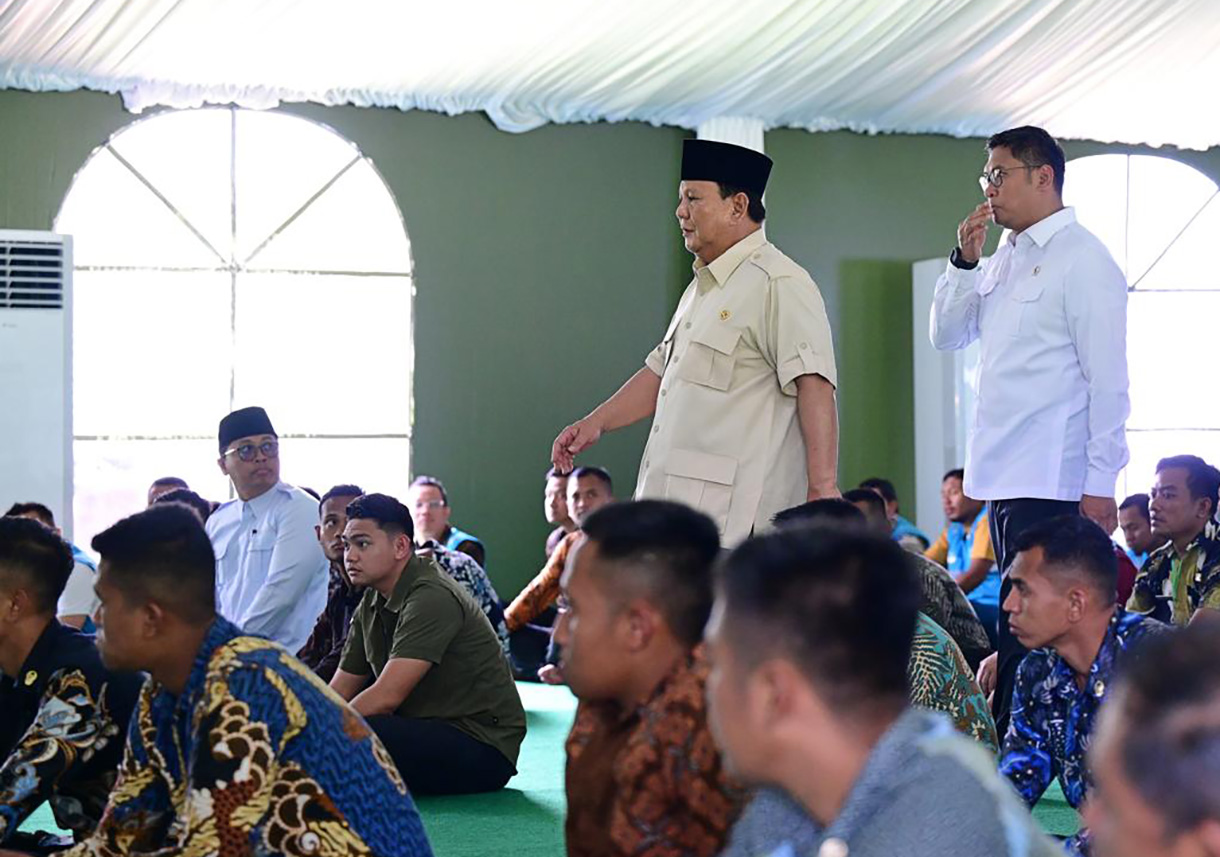 Presiden Prabowo Subianto melaksanakan ibadah salat Jumat di Tenda Ibadah Peserta Retret, Kabupaten Magelang, Provinsi Jawa Tengah, Jumat (28/2/2025).(Beritanasional.com/Oke Atmaja)