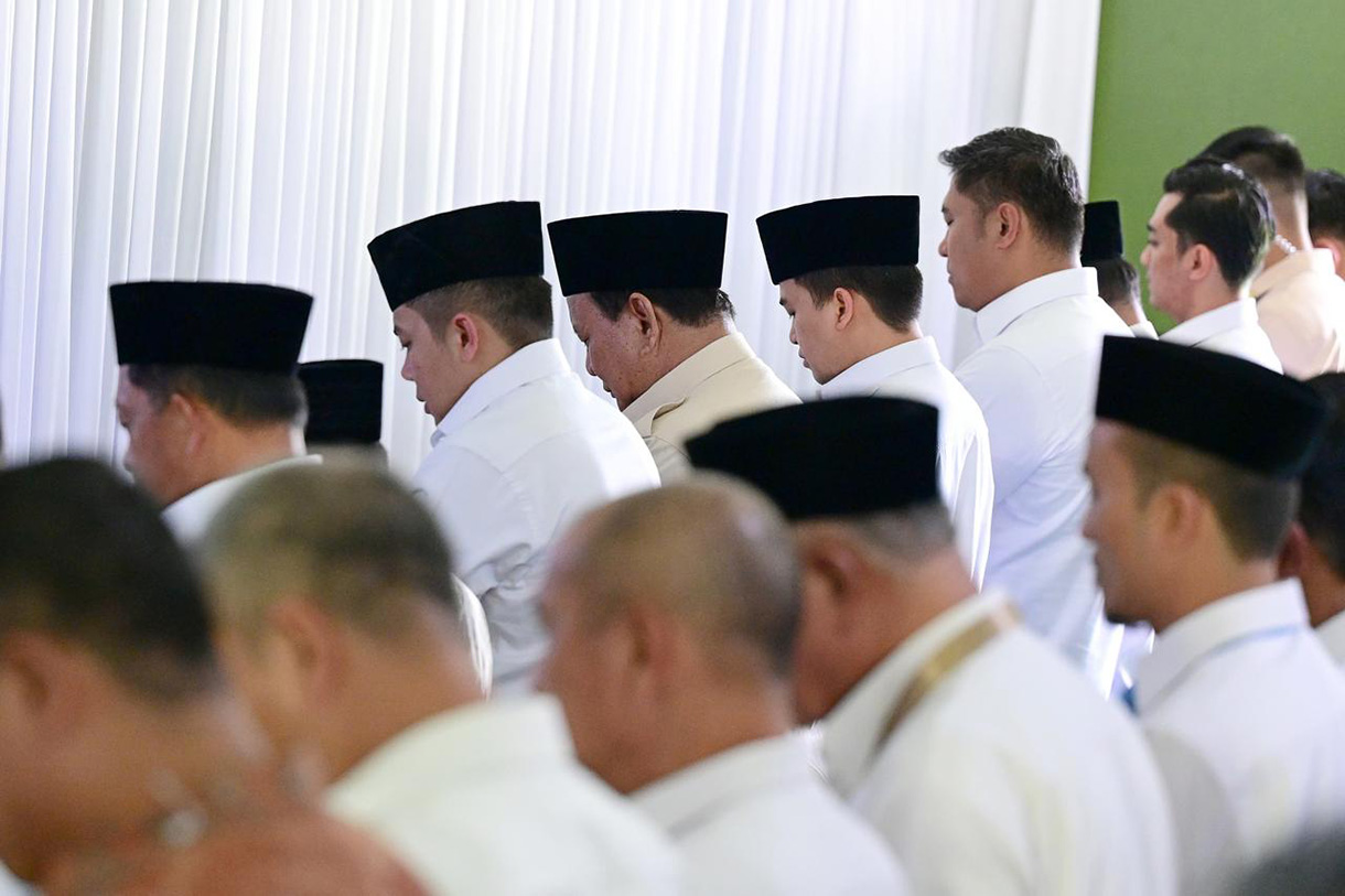 Presiden Prabowo Subianto melaksanakan ibadah salat Jumat di Tenda Ibadah Peserta Retret, Kabupaten Magelang, Provinsi Jawa Tengah, Jumat (28/2/2025).(Beritanasional.com/Oke Atmaja)