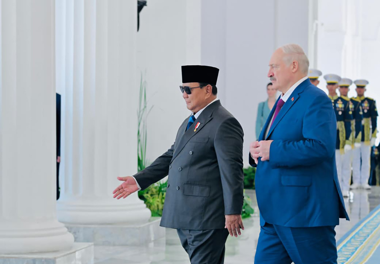 Presiden Prabowo Subianto (kiri) bersama Presiden Belarus Alexandr Lukashenko (kanan) berjalan di Istana Merdeka, Jakarta, Kamis (2/7/2026).(Biropers)