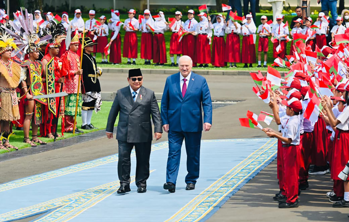 Presiden Prabowo Subianto (kiri) bersama Presiden Belarus Alexandr Lukashenko (kanan) berjalan di Istana Merdeka, Jakarta, Kamis (2/7/2026).(Biropers)
