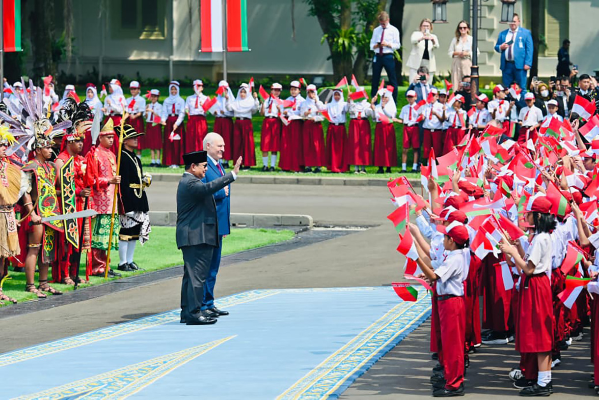 Presiden Prabowo Subianto (kiri) bersama Presiden Belarus Alexandr Lukashenko (kanan) berjalan di Istana Merdeka, Jakarta, Kamis (2/7/2026).(Biropers)