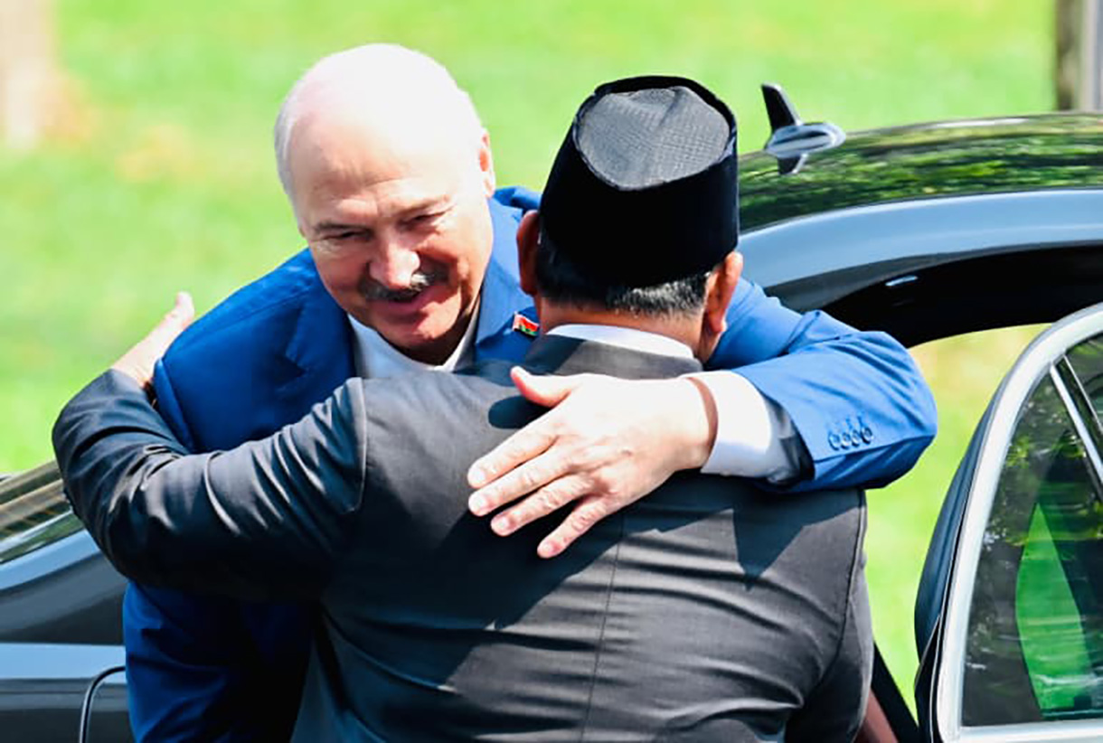 Presiden Prabowo Subianto (kiri) bersama Presiden Belarus Alexandr Lukashenko (kanan) berjalan di Istana Merdeka, Jakarta, Kamis (2/7/2026).(Biropers)