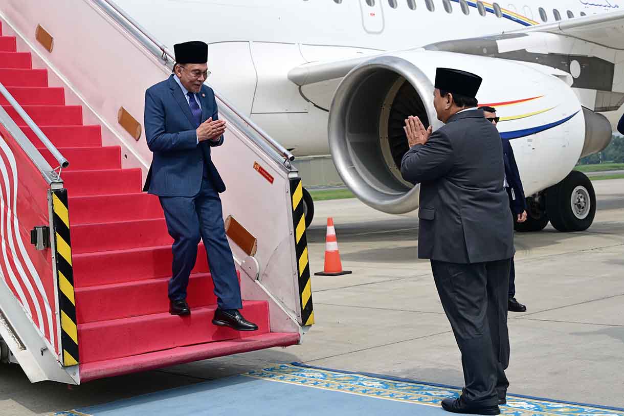 Presiden Prabowo Jemput Langsung PM Malaysia Anwar Ibrahim di Halim Perdanakusuma Presiden Indonesia Prabowo Subianto langsung menyambut kedatangan Perdana Menteri (PM) Malaysia, Anwar Ibrahim di Pangkalan TNI AU Halim Perdanakusuma, Jakarta, Jumat (27/6/2025). (Foto/BPMI)