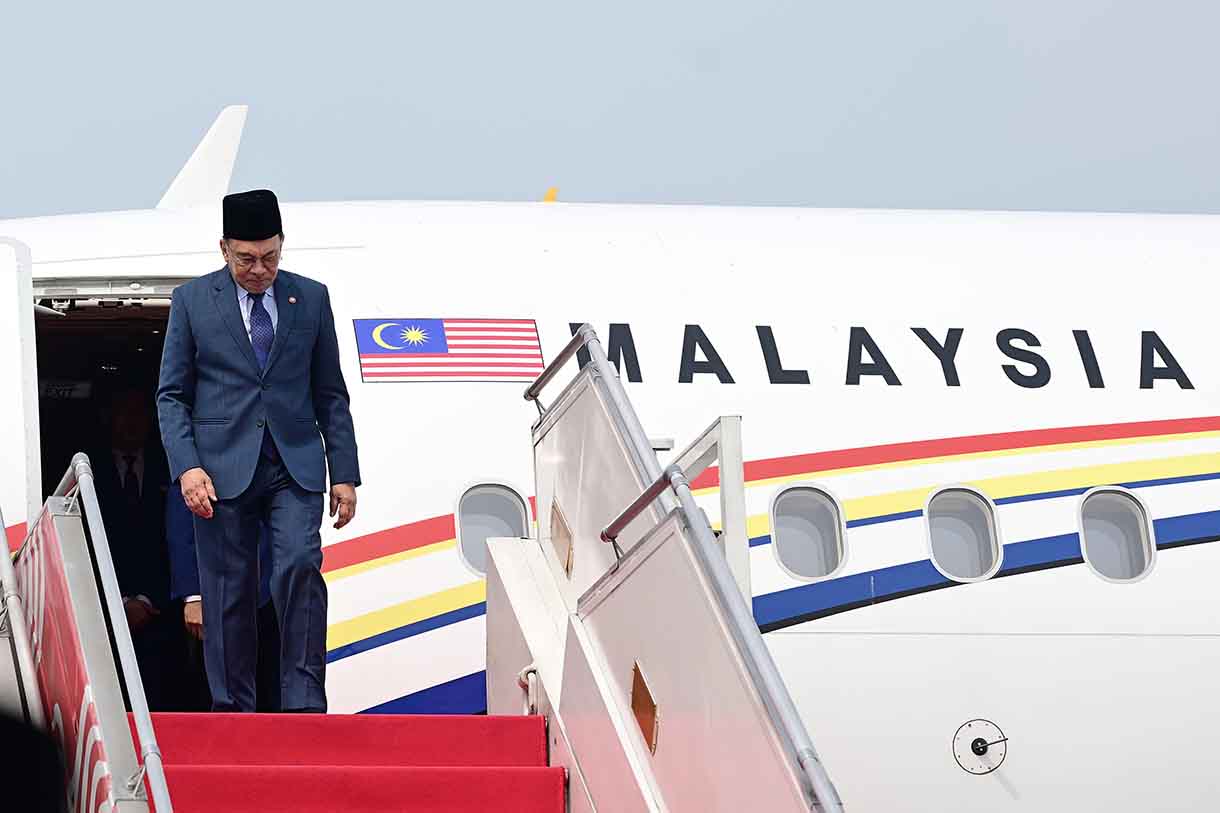 Presiden Prabowo Sambut Langsung PM Anwar di Bandara Halim Perdanakusuma Presiden Republik Indonesia, Prabowo Subianto secara langsung menyambut kedatangan Perdana Menteri (PM) Malaysia, Anwar Ibrahim di Pangkalan TNI AU Halim Perdanakusuma, Jakarta, Jumat (27/6/2025). (Biro Pers)