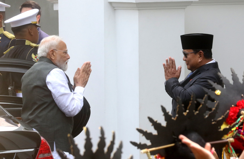 Presiden Prabowo Subianto (kanan) berpelukan dengan bersama Perdana Menteri India Narendra Modi (kiri) saat tiba di Istana Merdeka, Jakarta, Selasa (7/7/2026).  (Beritanasional.com/Oke Atmaja)