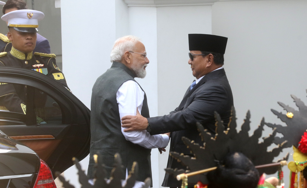 Presiden Prabowo Subianto (kanan) berpelukan dengan bersama Perdana Menteri India Narendra Modi (kiri) saat tiba di Istana Merdeka, Jakarta, Selasa (7/7/2026).  (Beritanasional.com/Oke Atmaja)