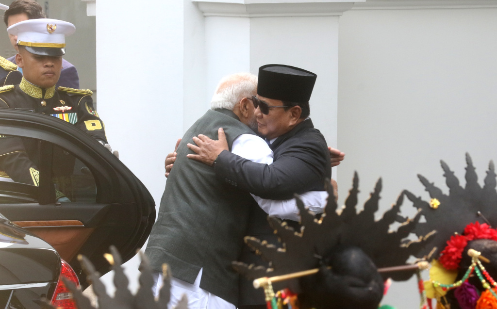 Presiden Prabowo Subianto (kanan) berpelukan dengan bersama Perdana Menteri India Narendra Modi (kiri) saat tiba di Istana Merdeka, Jakarta, Selasa (7/7/2026).  (Beritanasional.com/Oke Atmaja)