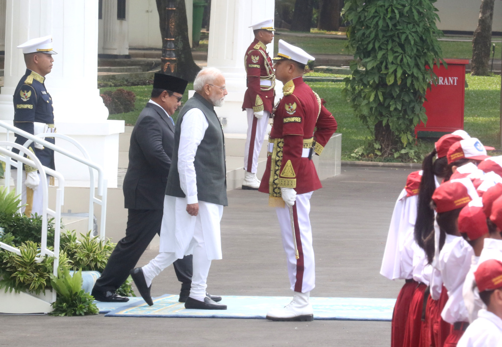 Presiden Prabowo Subianto (kanan) berpelukan dengan bersama Perdana Menteri India Narendra Modi (kiri) saat tiba di Istana Merdeka, Jakarta, Selasa (7/7/2026).  (Beritanasional.com/Oke Atmaja)