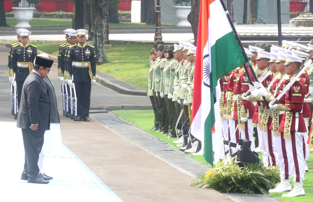 Presiden Prabowo Subianto (kanan) berpelukan dengan bersama Perdana Menteri India Narendra Modi (kiri) saat tiba di Istana Merdeka, Jakarta, Selasa (7/7/2026).  (Beritanasional.com/Oke Atmaja)