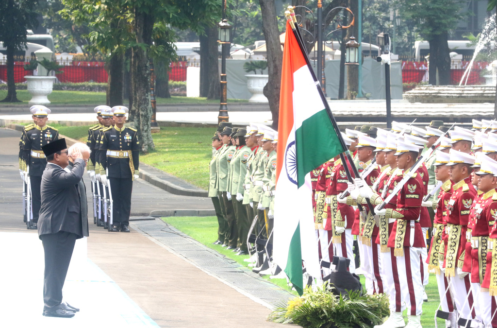 Presiden Prabowo Subianto (kanan) berpelukan dengan bersama Perdana Menteri India Narendra Modi (kiri) saat tiba di Istana Merdeka, Jakarta, Selasa (7/7/2026).  (Beritanasional.com/Oke Atmaja)