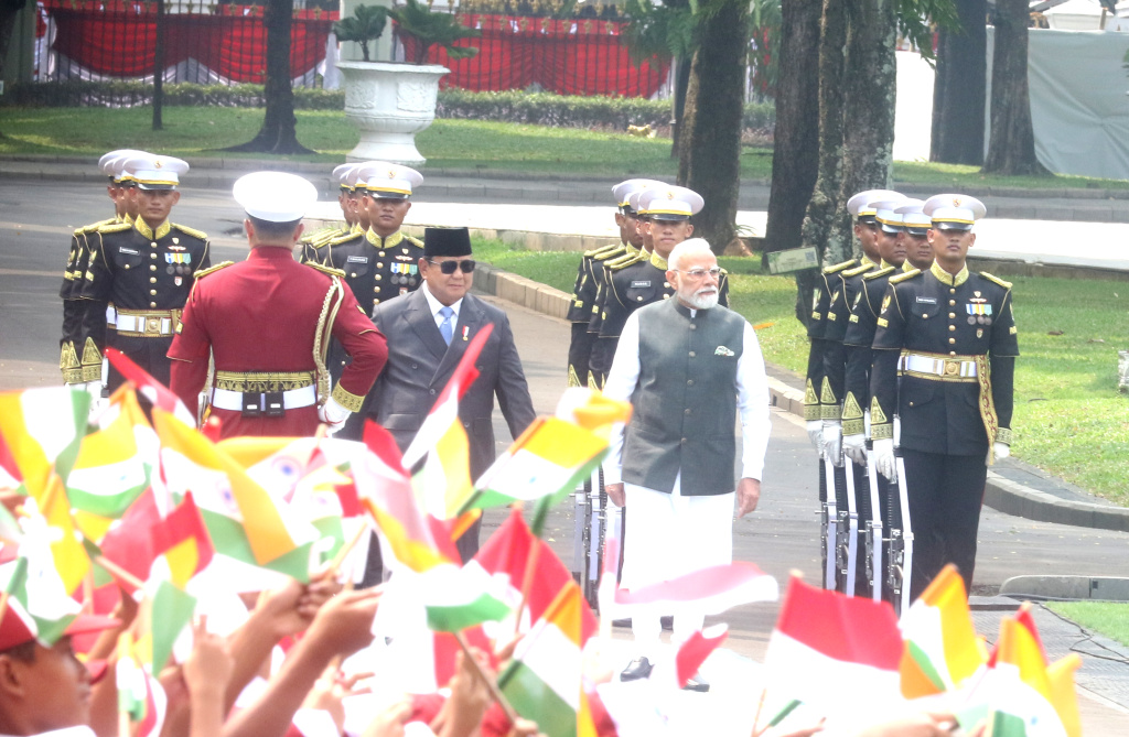 Presiden Prabowo Subianto (kanan) berpelukan dengan bersama Perdana Menteri India Narendra Modi (kiri) saat tiba di Istana Merdeka, Jakarta, Selasa (7/7/2026).  (Beritanasional.com/Oke Atmaja)