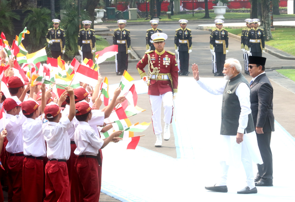Presiden Prabowo Subianto (kanan) berpelukan dengan bersama Perdana Menteri India Narendra Modi (kiri) saat tiba di Istana Merdeka, Jakarta, Selasa (7/7/2026).  (Beritanasional.com/Oke Atmaja)
