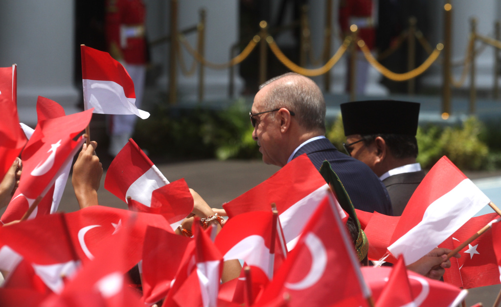 Presiden Prabowo Subianto (kiri) dan Presiden Turki Recep Tayyip Erdogan (kanan) mengecek pasukan di Istana Bogor, Bogor, Jawa Barat, Rabu (12/2/2025). (Beritanasional.com/Oke Atmaja)