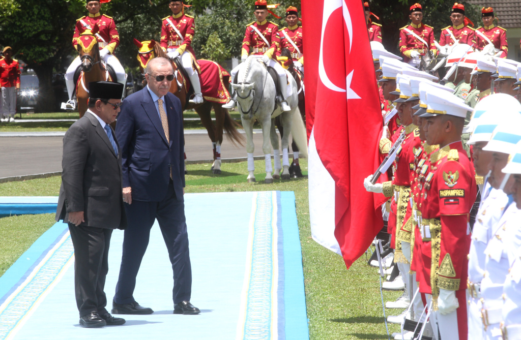 Presiden Prabowo Subianto (kiri) dan Presiden Turki Recep Tayyip Erdogan (kanan) mengecek pasukan di Istana Bogor, Bogor, Jawa Barat, Rabu (12/2/2025). (Beritanasional.com/Oke Atmaja)