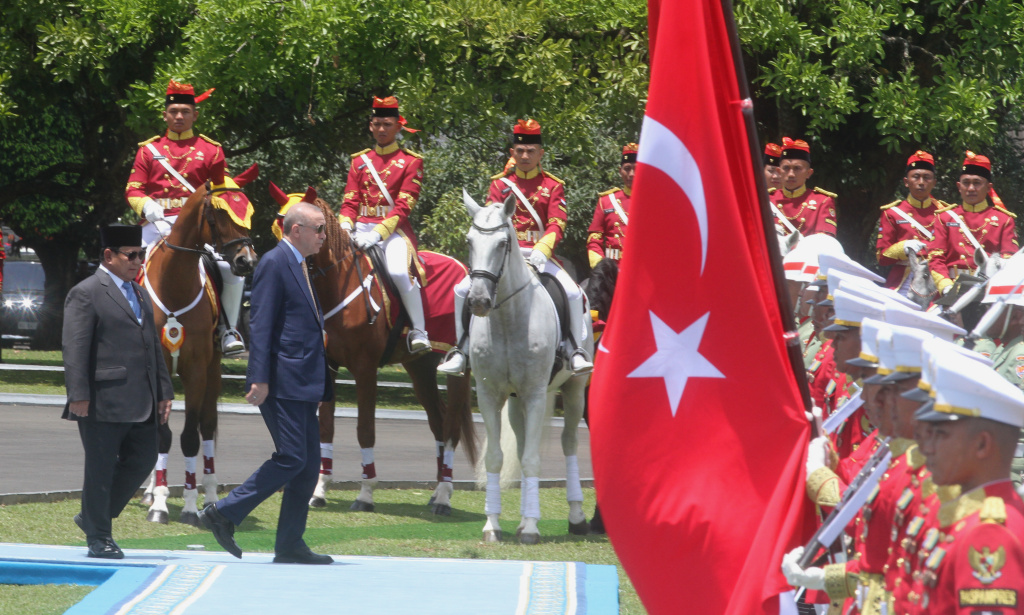 Presiden Prabowo Subianto (kiri) dan Presiden Turki Recep Tayyip Erdogan (kanan) mengecek pasukan di Istana Bogor, Bogor, Jawa Barat, Rabu (12/2/2025). (Beritanasional.com/Oke Atmaja)