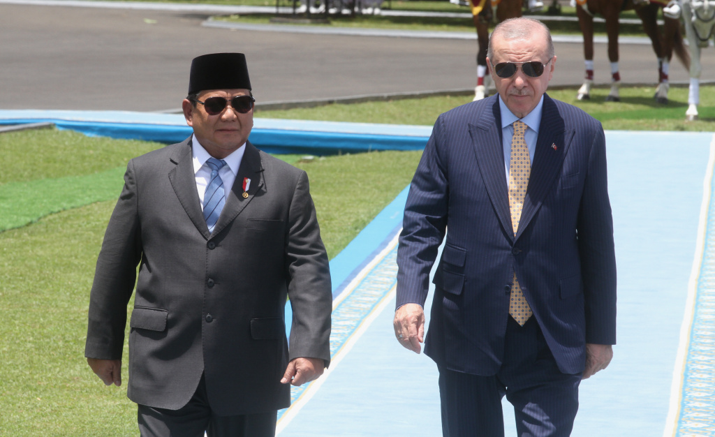 Presiden Prabowo Subianto (kiri) dan Presiden Turki Recep Tayyip Erdogan (kanan) mengecek pasukan di Istana Bogor, Bogor, Jawa Barat, Rabu (12/2/2025). (Beritanasional.com/Oke Atmaja)