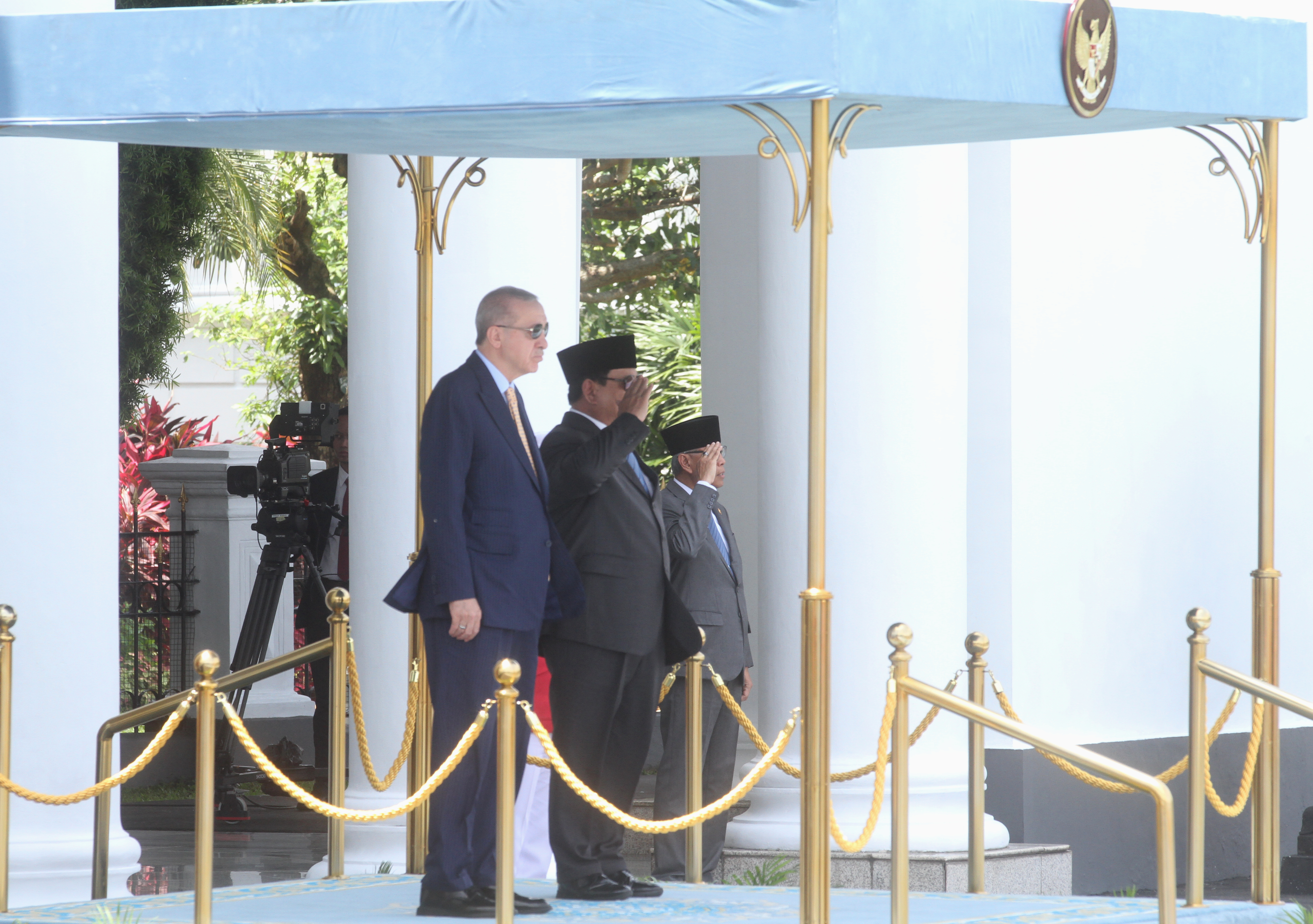 Presiden Prabowo Subianto (kiri) dan Presiden Turki Recep Tayyip Erdogan (kanan) mengecek pasukan di Istana Bogor, Bogor, Jawa Barat, Rabu (12/2/2025). (Beritanasional.com/Oke Atmaja)