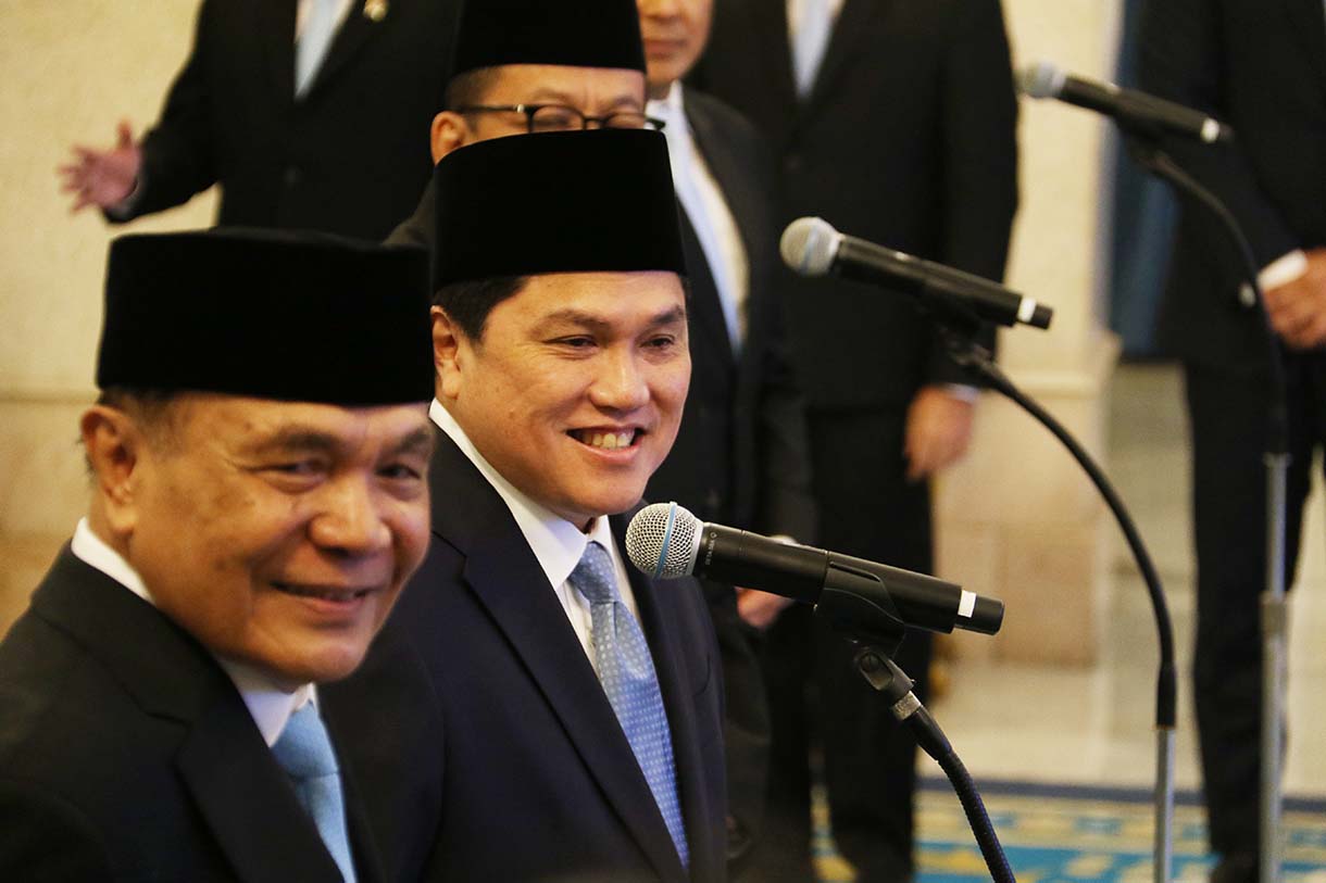 Menteri Koordinator Bidang Politik dan Keamanan Djamari Chaniago (kiri), Wakil Kepala Badan Gizi Nasional Nanik Sudaryati Deyang (kedua kiri), Menteri Pemuda dan Olahraga Erick Thohir (ketiga kiri), Kepala Kantor Staf Kepresidenan M Qodari (keempat kiri), Penasihat Khusus Presiden Bidang Keamanan dan Ketertiban Masyarakat serta Reformasi Kepolisian Ahmad Dofiri (kedua kanan), dan Kepala Badan Komunikasi Pemerintah Angga Raka Prabowo (kanan) mengikuti pelantikan dan pengambilan sumpah jabatan oleh Presiden Prabowo Subianto pada acara Pelantikan Menteri dan Wakil Menteri Negara Kabinet Merah Putih Dalam Sisa Masa Jabatan Periode Tahun 2024-2029 di Istana Negara, Jakarta, Rabu (17/9/2025)  (Beritanasional.com/Oke Atmaja)