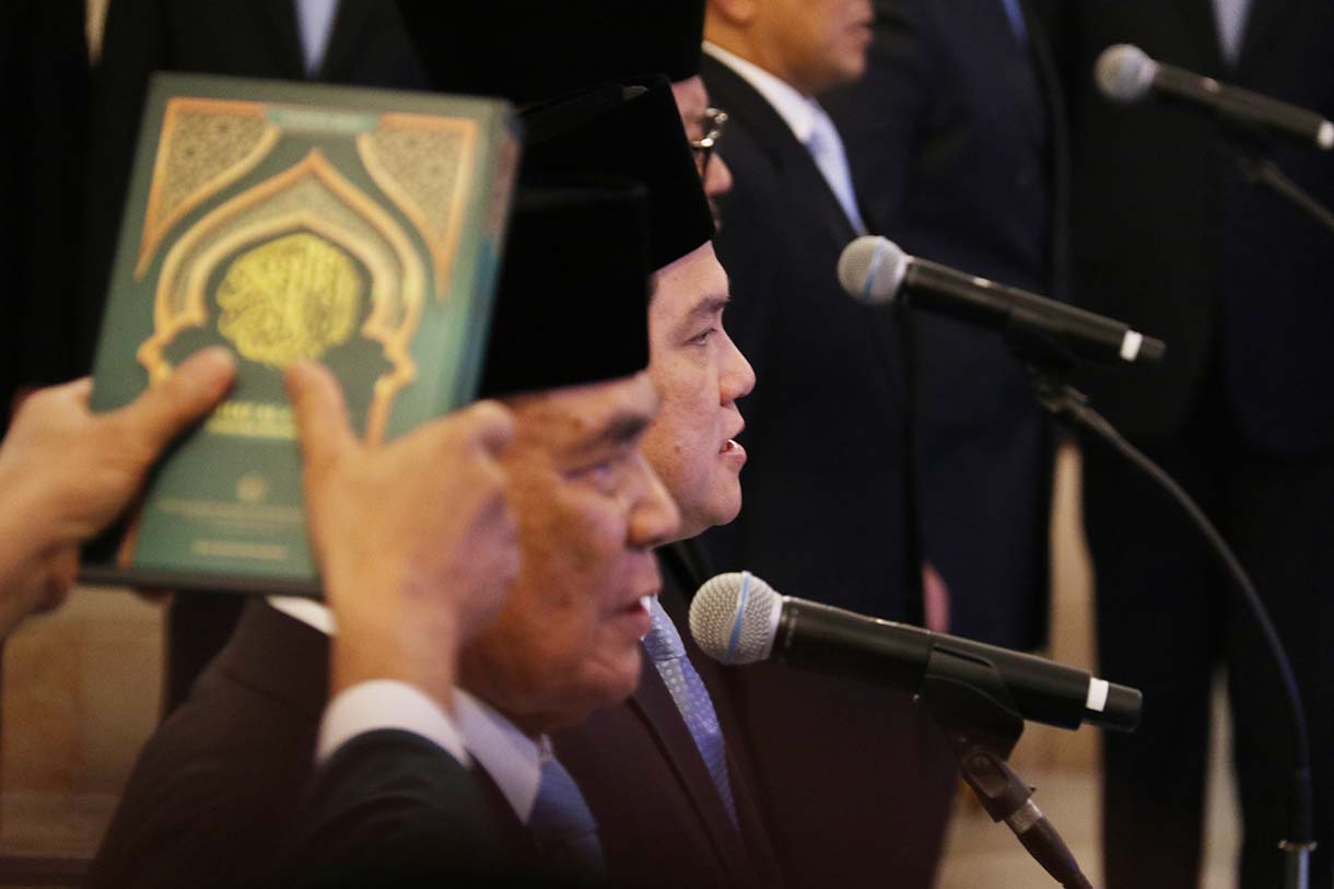 Menteri Koordinator Bidang Politik dan Keamanan Djamari Chaniago (kiri), Wakil Kepala Badan Gizi Nasional Nanik Sudaryati Deyang (kedua kiri), Menteri Pemuda dan Olahraga Erick Thohir (ketiga kiri), Kepala Kantor Staf Kepresidenan M Qodari (keempat kiri), Penasihat Khusus Presiden Bidang Keamanan dan Ketertiban Masyarakat serta Reformasi Kepolisian Ahmad Dofiri (kedua kanan), dan Kepala Badan Komunikasi Pemerintah Angga Raka Prabowo (kanan) mengikuti pelantikan dan pengambilan sumpah jabatan oleh Presiden Prabowo Subianto pada acara Pelantikan Menteri dan Wakil Menteri Negara Kabinet Merah Putih Dalam Sisa Masa Jabatan Periode Tahun 2024-2029 di Istana Negara, Jakarta, Rabu (17/9/2025)  (Beritanasional.com/Oke Atmaja)