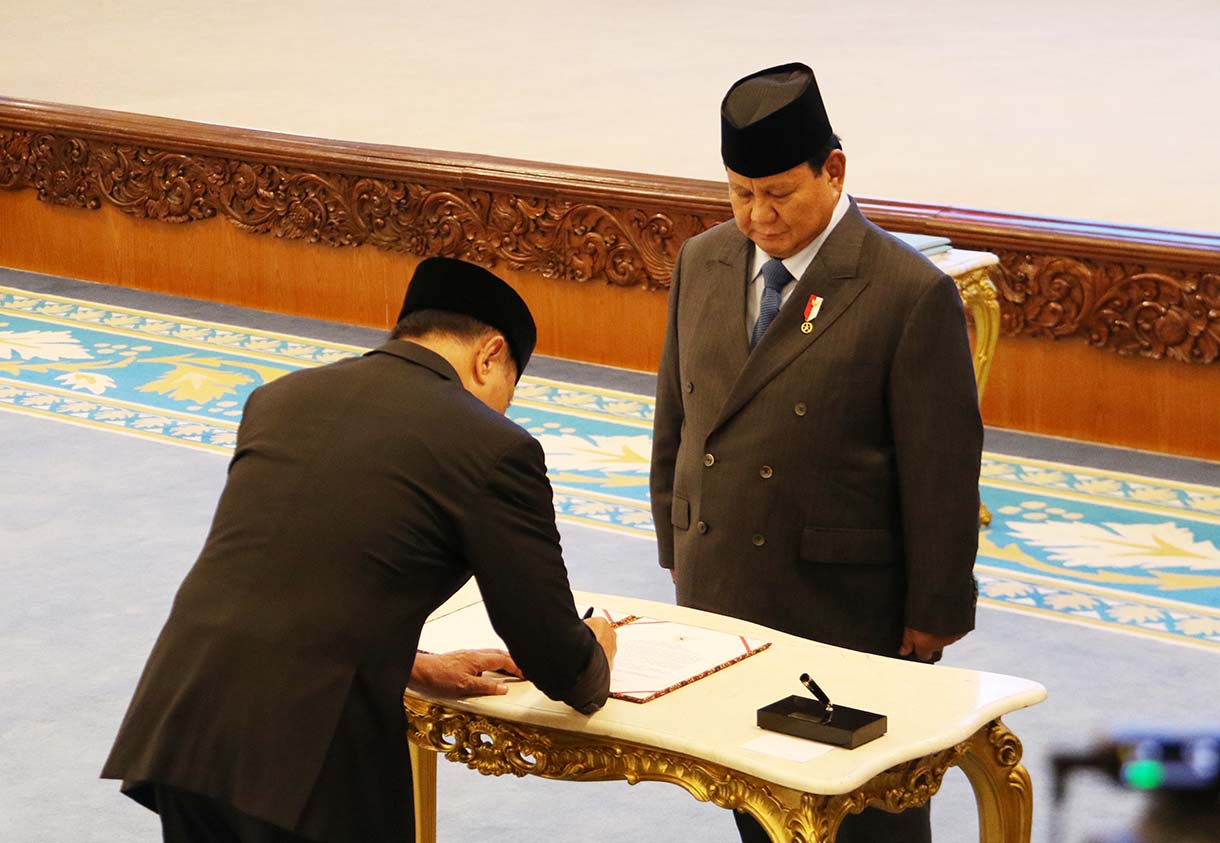 Menteri Koordinator Bidang Politik dan Keamanan Djamari Chaniago (kiri), Wakil Kepala Badan Gizi Nasional Nanik Sudaryati Deyang (kedua kiri), Menteri Pemuda dan Olahraga Erick Thohir (ketiga kiri), Kepala Kantor Staf Kepresidenan M Qodari (keempat kiri), Penasihat Khusus Presiden Bidang Keamanan dan Ketertiban Masyarakat serta Reformasi Kepolisian Ahmad Dofiri (kedua kanan), dan Kepala Badan Komunikasi Pemerintah Angga Raka Prabowo (kanan) mengikuti pelantikan dan pengambilan sumpah jabatan oleh Presiden Prabowo Subianto pada acara Pelantikan Menteri dan Wakil Menteri Negara Kabinet Merah Putih Dalam Sisa Masa Jabatan Periode Tahun 2024-2029 di Istana Negara, Jakarta, Rabu (17/9/2025)  (Beritanasional.com/Oke Atmaja)