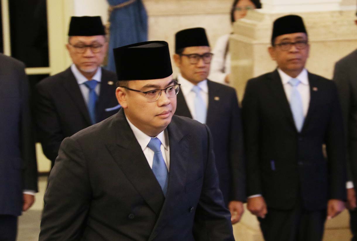 Menteri Koordinator Bidang Politik dan Keamanan Djamari Chaniago (kiri), Wakil Kepala Badan Gizi Nasional Nanik Sudaryati Deyang (kedua kiri), Menteri Pemuda dan Olahraga Erick Thohir (ketiga kiri), Kepala Kantor Staf Kepresidenan M Qodari (keempat kiri), Penasihat Khusus Presiden Bidang Keamanan dan Ketertiban Masyarakat serta Reformasi Kepolisian Ahmad Dofiri (kedua kanan), dan Kepala Badan Komunikasi Pemerintah Angga Raka Prabowo (kanan) mengikuti pelantikan dan pengambilan sumpah jabatan oleh Presiden Prabowo Subianto pada acara Pelantikan Menteri dan Wakil Menteri Negara Kabinet Merah Putih Dalam Sisa Masa Jabatan Periode Tahun 2024-2029 di Istana Negara, Jakarta, Rabu (17/9/2025)  (Beritanasional.com/Oke Atmaja)