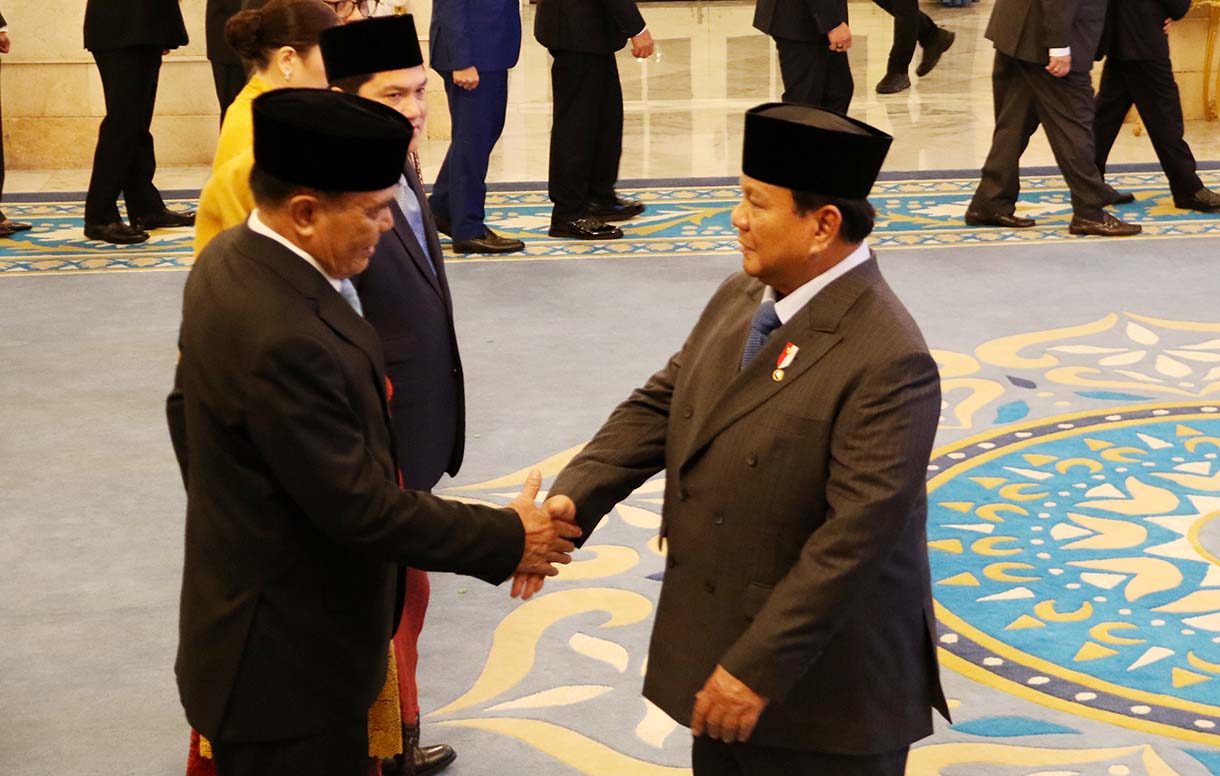 Menteri Koordinator Bidang Politik dan Keamanan Djamari Chaniago (kiri), Wakil Kepala Badan Gizi Nasional Nanik Sudaryati Deyang (kedua kiri), Menteri Pemuda dan Olahraga Erick Thohir (ketiga kiri), Kepala Kantor Staf Kepresidenan M Qodari (keempat kiri), Penasihat Khusus Presiden Bidang Keamanan dan Ketertiban Masyarakat serta Reformasi Kepolisian Ahmad Dofiri (kedua kanan), dan Kepala Badan Komunikasi Pemerintah Angga Raka Prabowo (kanan) mengikuti pelantikan dan pengambilan sumpah jabatan oleh Presiden Prabowo Subianto pada acara Pelantikan Menteri dan Wakil Menteri Negara Kabinet Merah Putih Dalam Sisa Masa Jabatan Periode Tahun 2024-2029 di Istana Negara, Jakarta, Rabu (17/9/2025)  (Beritanasional.com/Oke Atmaja)