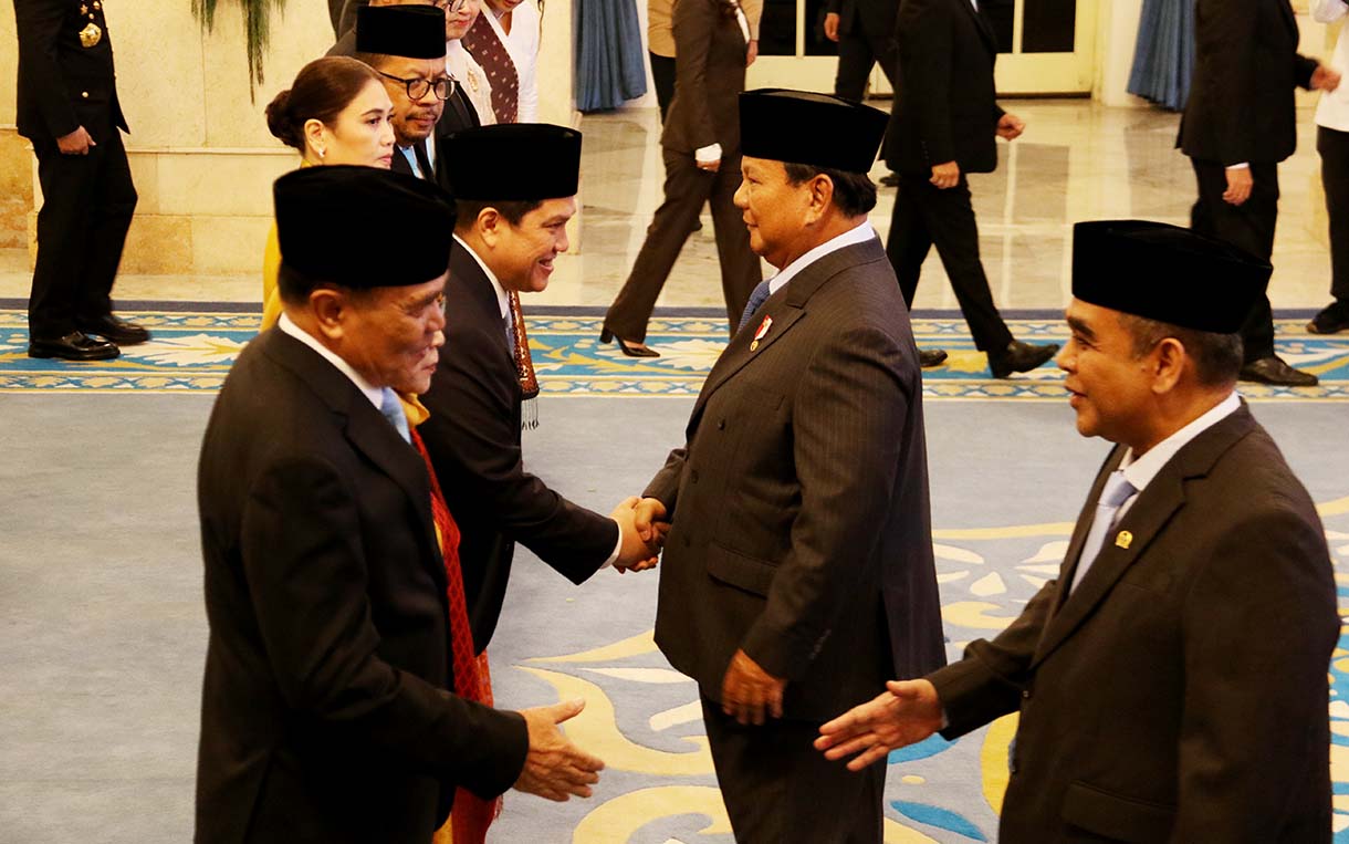 Menteri Koordinator Bidang Politik dan Keamanan Djamari Chaniago (kiri), Wakil Kepala Badan Gizi Nasional Nanik Sudaryati Deyang (kedua kiri), Menteri Pemuda dan Olahraga Erick Thohir (ketiga kiri), Kepala Kantor Staf Kepresidenan M Qodari (keempat kiri), Penasihat Khusus Presiden Bidang Keamanan dan Ketertiban Masyarakat serta Reformasi Kepolisian Ahmad Dofiri (kedua kanan), dan Kepala Badan Komunikasi Pemerintah Angga Raka Prabowo (kanan) mengikuti pelantikan dan pengambilan sumpah jabatan oleh Presiden Prabowo Subianto pada acara Pelantikan Menteri dan Wakil Menteri Negara Kabinet Merah Putih Dalam Sisa Masa Jabatan Periode Tahun 2024-2029 di Istana Negara, Jakarta, Rabu (17/9/2025)  (Beritanasional.com/Oke Atmaja)