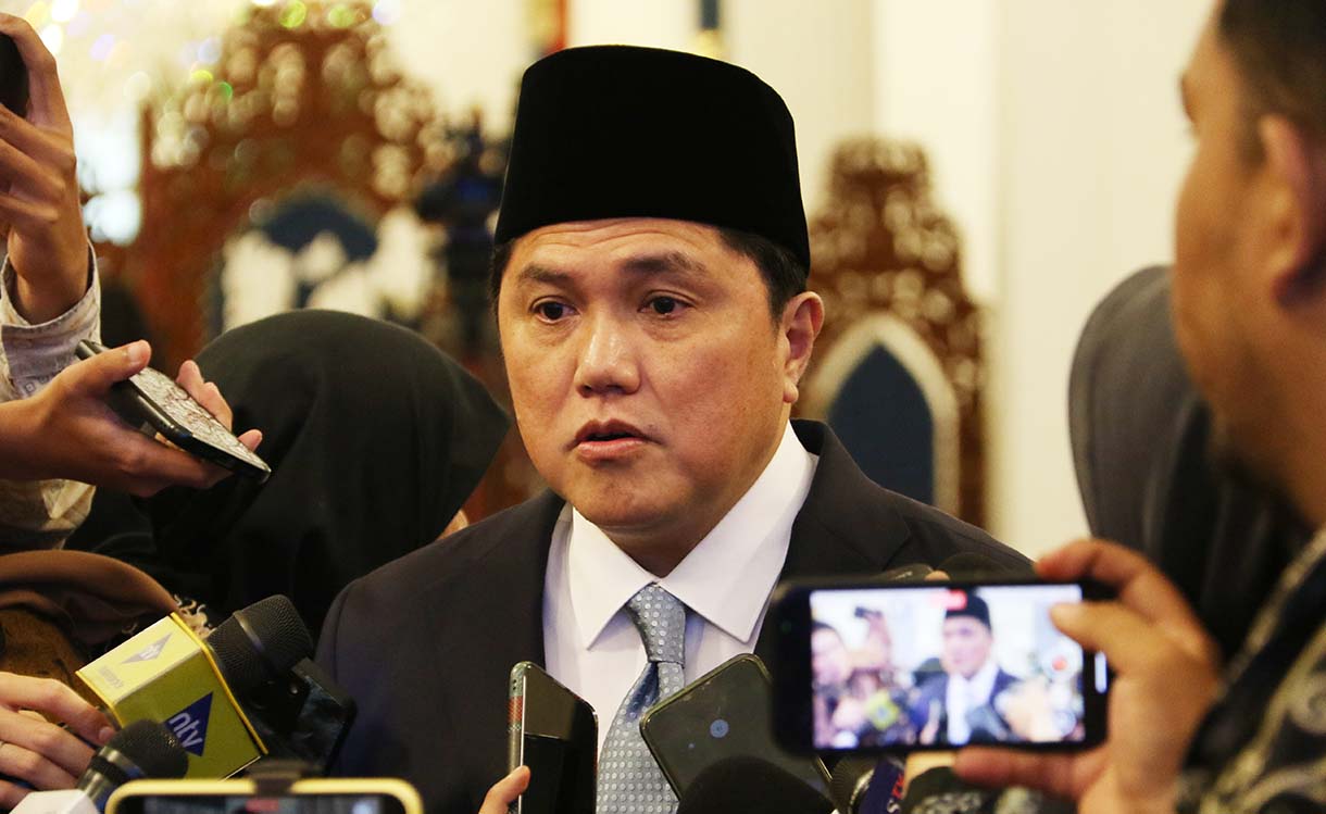 Menteri Koordinator Bidang Politik dan Keamanan Djamari Chaniago (kiri), Wakil Kepala Badan Gizi Nasional Nanik Sudaryati Deyang (kedua kiri), Menteri Pemuda dan Olahraga Erick Thohir (ketiga kiri), Kepala Kantor Staf Kepresidenan M Qodari (keempat kiri), Penasihat Khusus Presiden Bidang Keamanan dan Ketertiban Masyarakat serta Reformasi Kepolisian Ahmad Dofiri (kedua kanan), dan Kepala Badan Komunikasi Pemerintah Angga Raka Prabowo (kanan) mengikuti pelantikan dan pengambilan sumpah jabatan oleh Presiden Prabowo Subianto pada acara Pelantikan Menteri dan Wakil Menteri Negara Kabinet Merah Putih Dalam Sisa Masa Jabatan Periode Tahun 2024-2029 di Istana Negara, Jakarta, Rabu (17/9/2025)  (Beritanasional.com/Oke Atmaja)