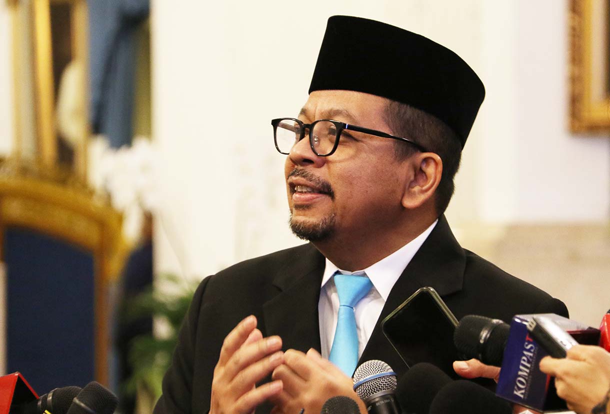 Menteri Koordinator Bidang Politik dan Keamanan Djamari Chaniago (kiri), Wakil Kepala Badan Gizi Nasional Nanik Sudaryati Deyang (kedua kiri), Menteri Pemuda dan Olahraga Erick Thohir (ketiga kiri), Kepala Kantor Staf Kepresidenan M Qodari (keempat kiri), Penasihat Khusus Presiden Bidang Keamanan dan Ketertiban Masyarakat serta Reformasi Kepolisian Ahmad Dofiri (kedua kanan), dan Kepala Badan Komunikasi Pemerintah Angga Raka Prabowo (kanan) mengikuti pelantikan dan pengambilan sumpah jabatan oleh Presiden Prabowo Subianto pada acara Pelantikan Menteri dan Wakil Menteri Negara Kabinet Merah Putih Dalam Sisa Masa Jabatan Periode Tahun 2024-2029 di Istana Negara, Jakarta, Rabu (17/9/2025)  (Beritanasional.com/Oke Atmaja)