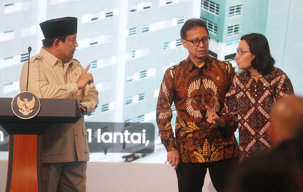Presiden Prabowo Subianto (ketiga kiri) didampingi Menkes Budi Gunadi Sadikin (kedua kanan), Menkeu Sri Mulyani (kanan), Menko PMK Pratikno (ketiga kanan), Gubernur DKI Jakarta Pramono Anung (kedua kiri) dan Direktur Utama RSPON Adin Nulkhasanah (kiri) menekan tombol saat meresmikan Gedung Layanan Terpadu dan Institut Neurosains Nasional Rumah Sakit Pusat Otak Nasional (RSPON) Prof. Dr. dr. Mahar Mardjono, Jakarta, Selasa (26/8/2025).  (Beritanasional.com/Oke Atmaja)