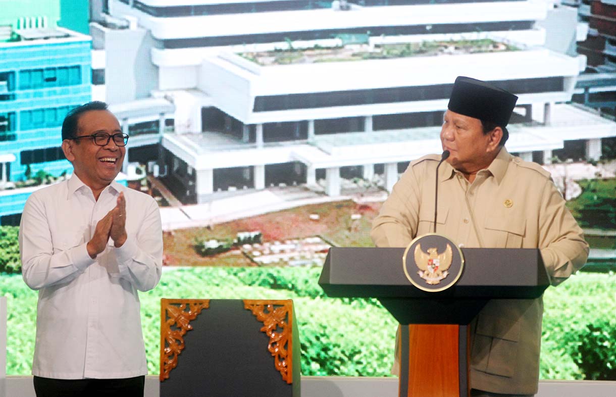 Presiden Prabowo Subianto (ketiga kiri) didampingi Menkes Budi Gunadi Sadikin (kedua kanan), Menkeu Sri Mulyani (kanan), Menko PMK Pratikno (ketiga kanan), Gubernur DKI Jakarta Pramono Anung (kedua kiri) dan Direktur Utama RSPON Adin Nulkhasanah (kiri) menekan tombol saat meresmikan Gedung Layanan Terpadu dan Institut Neurosains Nasional Rumah Sakit Pusat Otak Nasional (RSPON) Prof. Dr. dr. Mahar Mardjono, Jakarta, Selasa (26/8/2025).  (Beritanasional.com/Oke Atmaja)