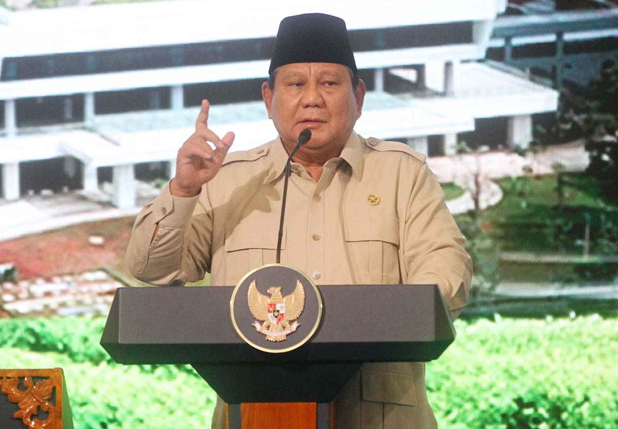 Presiden Prabowo Subianto (ketiga kiri) didampingi Menkes Budi Gunadi Sadikin (kedua kanan), Menkeu Sri Mulyani (kanan), Menko PMK Pratikno (ketiga kanan), Gubernur DKI Jakarta Pramono Anung (kedua kiri) dan Direktur Utama RSPON Adin Nulkhasanah (kiri) menekan tombol saat meresmikan Gedung Layanan Terpadu dan Institut Neurosains Nasional Rumah Sakit Pusat Otak Nasional (RSPON) Prof. Dr. dr. Mahar Mardjono, Jakarta, Selasa (26/8/2025).  (Beritanasional.com/Oke Atmaja)