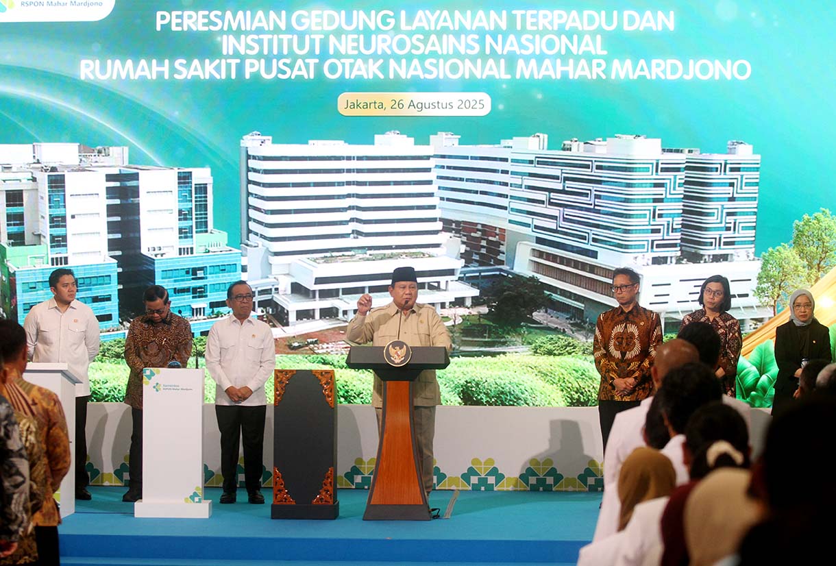 Presiden Prabowo Subianto (ketiga kiri) didampingi Menkes Budi Gunadi Sadikin (kedua kanan), Menkeu Sri Mulyani (kanan), Menko PMK Pratikno (ketiga kanan), Gubernur DKI Jakarta Pramono Anung (kedua kiri) dan Direktur Utama RSPON Adin Nulkhasanah (kiri) menekan tombol saat meresmikan Gedung Layanan Terpadu dan Institut Neurosains Nasional Rumah Sakit Pusat Otak Nasional (RSPON) Prof. Dr. dr. Mahar Mardjono, Jakarta, Selasa (26/8/2025).  (Beritanasional.com/Oke Atmaja)