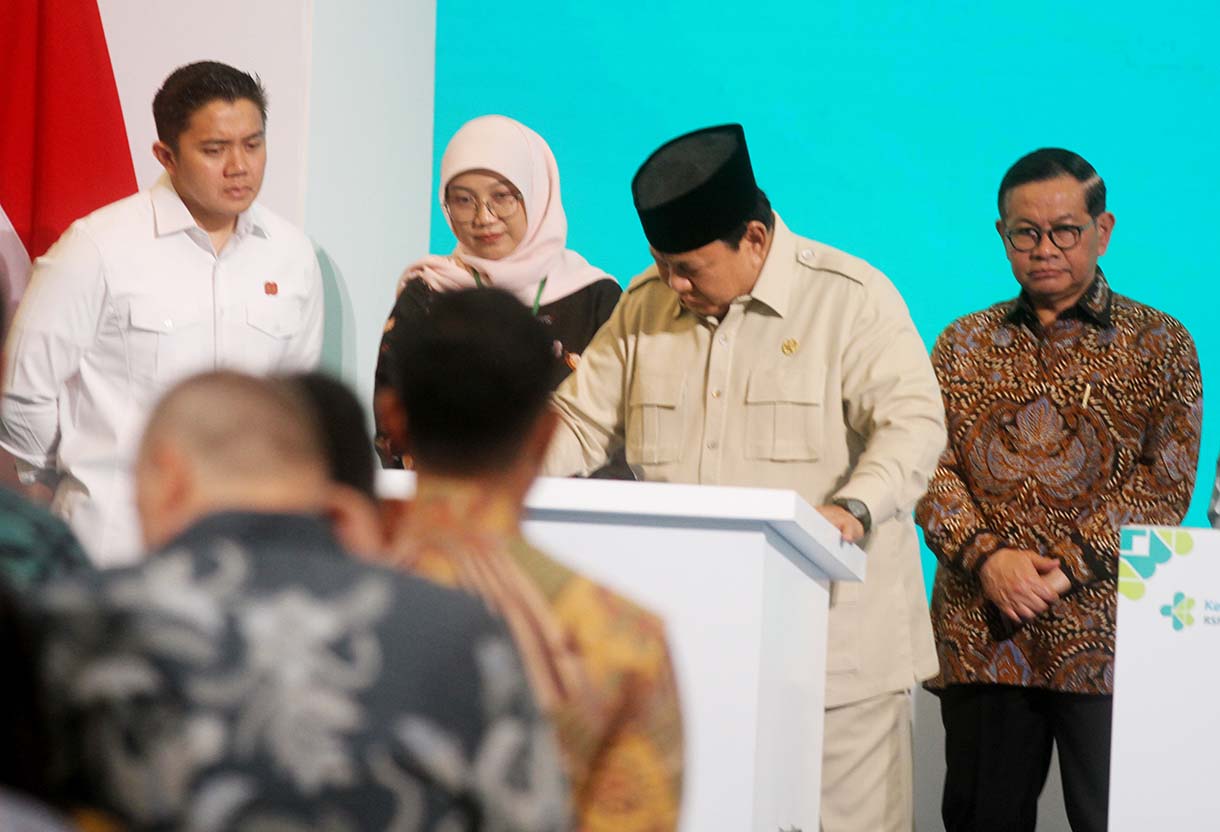 Presiden Prabowo Subianto (ketiga kiri) didampingi Menkes Budi Gunadi Sadikin (kedua kanan), Menkeu Sri Mulyani (kanan), Menko PMK Pratikno (ketiga kanan), Gubernur DKI Jakarta Pramono Anung (kedua kiri) dan Direktur Utama RSPON Adin Nulkhasanah (kiri) menekan tombol saat meresmikan Gedung Layanan Terpadu dan Institut Neurosains Nasional Rumah Sakit Pusat Otak Nasional (RSPON) Prof. Dr. dr. Mahar Mardjono, Jakarta, Selasa (26/8/2025).  (Beritanasional.com/Oke Atmaja)