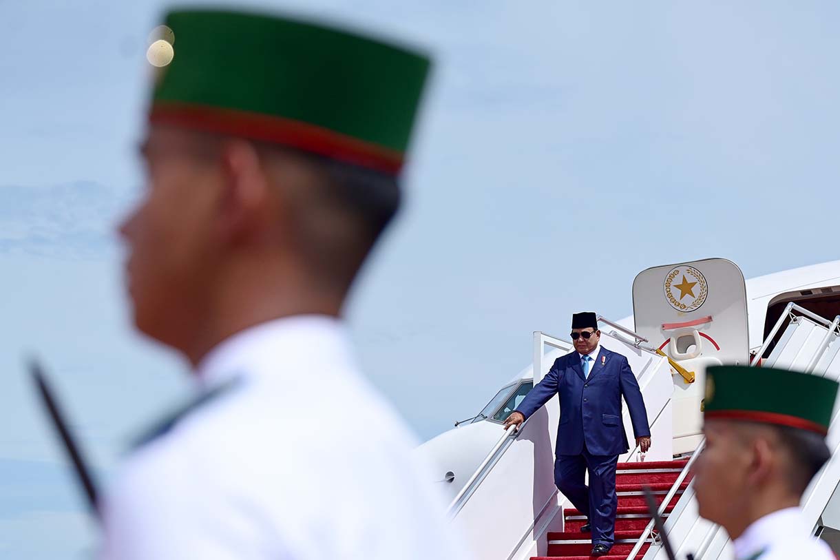 Presiden Prabowo Subianto tiba di Brunei Darussalam Presiden Prabowo Subianto memberi hormat saat tiba di Bandar Udara Internasional Brunei, Bandar Seri Begawan, Brunei Darussalam, Rabu (14/5/2025).(Biro pers)