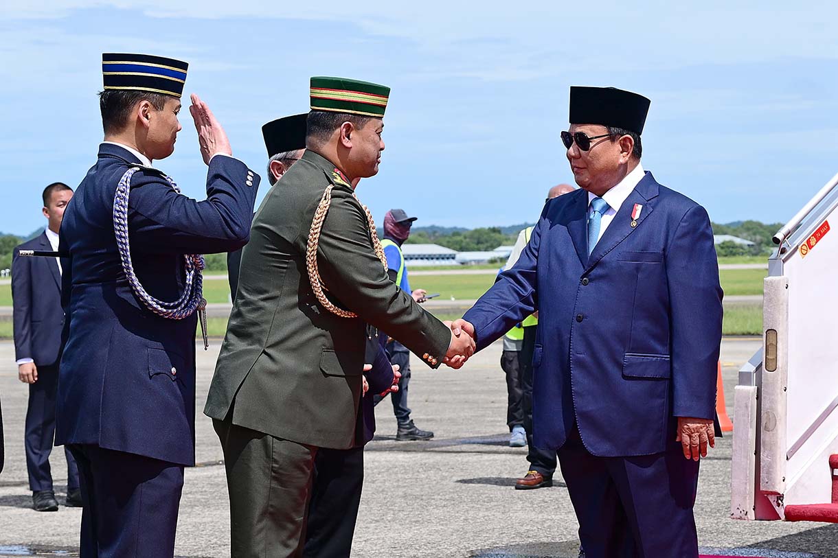 Presiden Prabowo Subianto tiba di Brunei Darussalam Presiden Prabowo Subianto memberi hormat saat tiba di Bandar Udara Internasional Brunei, Bandar Seri Begawan, Brunei Darussalam, Rabu (14/5/2025).(Biro pers)