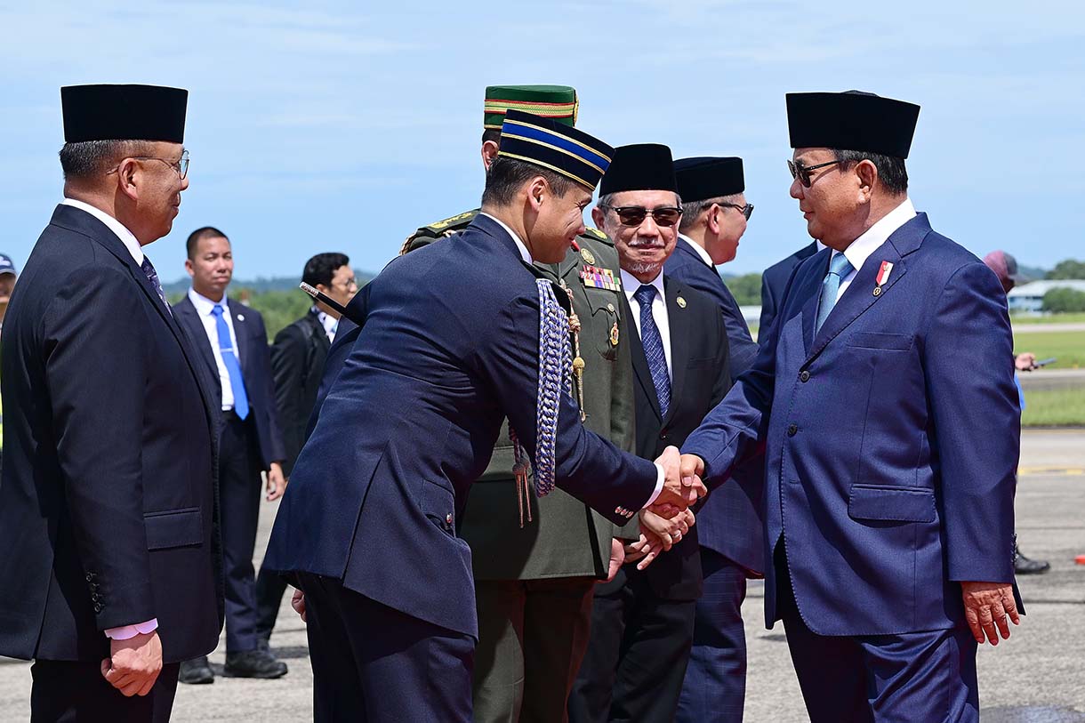 Presiden Prabowo Subianto tiba di Brunei Darussalam Presiden Prabowo Subianto memberi hormat saat tiba di Bandar Udara Internasional Brunei, Bandar Seri Begawan, Brunei Darussalam, Rabu (14/5/2025).(Biro pers)