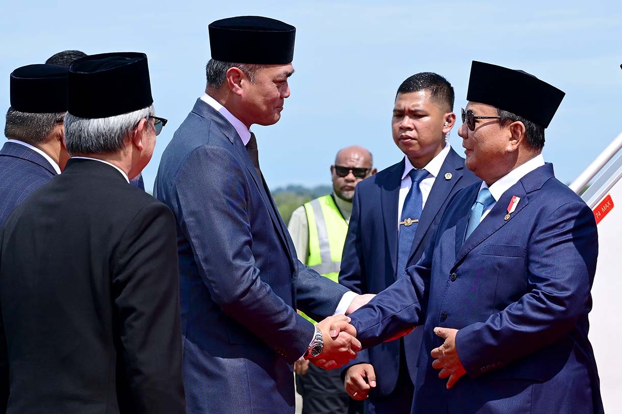 Presiden Prabowo Subianto tiba di Brunei Darussalam Presiden Prabowo Subianto memberi hormat saat tiba di Bandar Udara Internasional Brunei, Bandar Seri Begawan, Brunei Darussalam, Rabu (14/5/2025).(Biro pers)