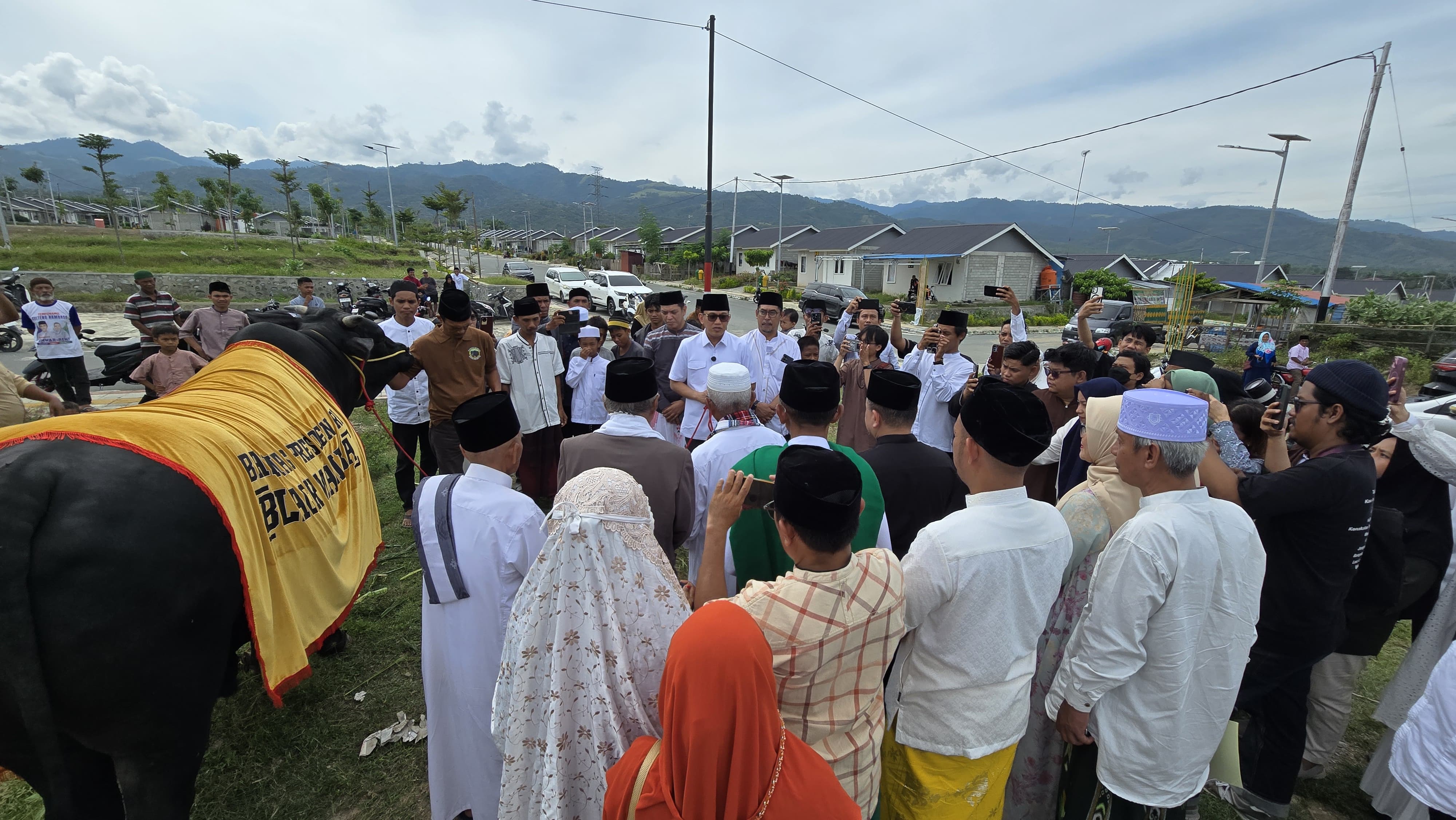 Menteri (P2MI) Abdul Kadir Karding menyerahkan hewan kurban dari Presiden Prabowo Subianto kepada Pemerintah Kota Palu. (BeritaNasinal/Elvis Sendouw/HO Hms P2MI)