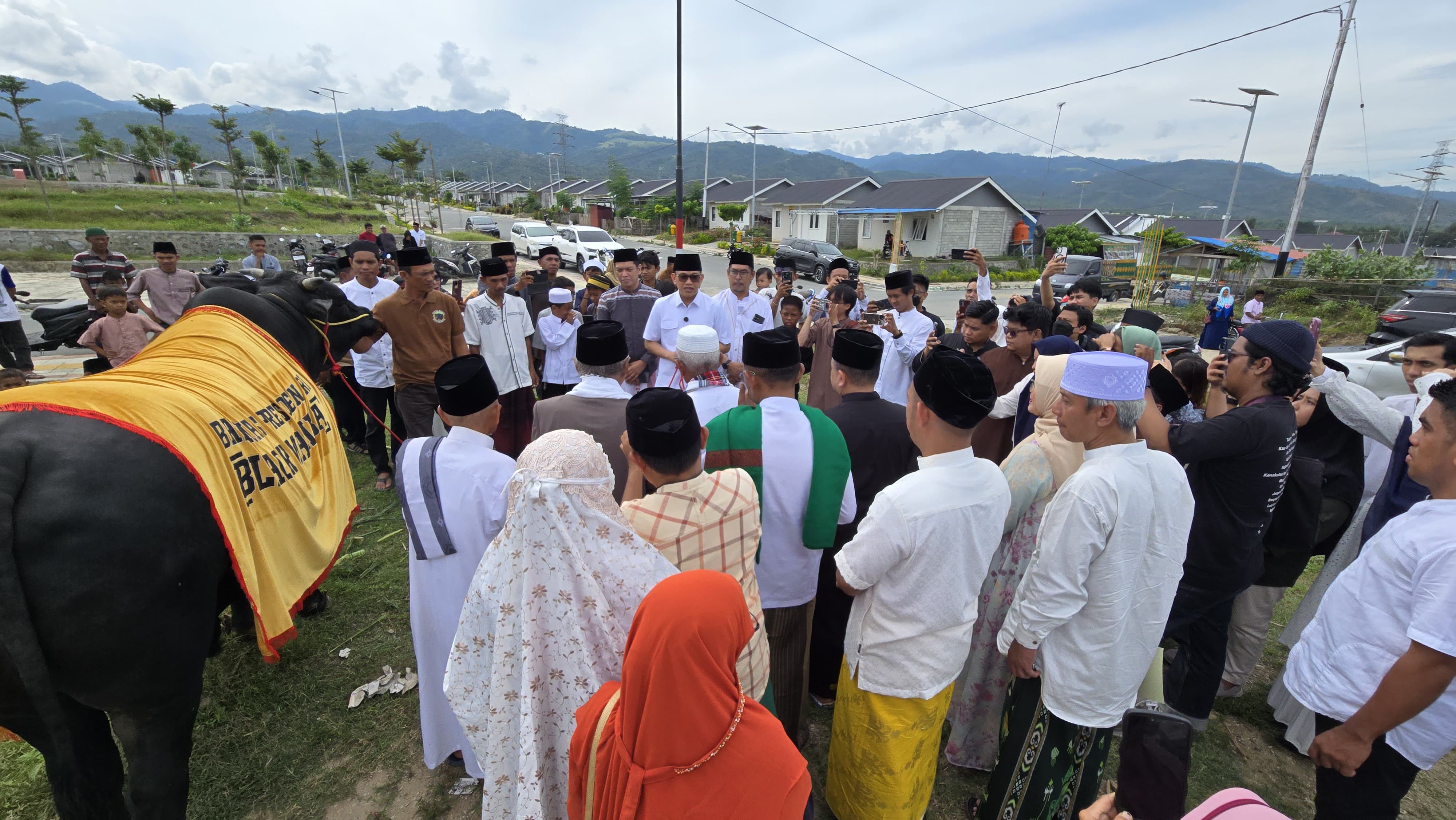 Menteri (P2MI) Abdul Kadir Karding menyerahkan hewan kurban dari Presiden Prabowo Subianto kepada Pemerintah Kota Palu. (BeritaNasinal/Elvis Sendouw/HO Hms P2MI)