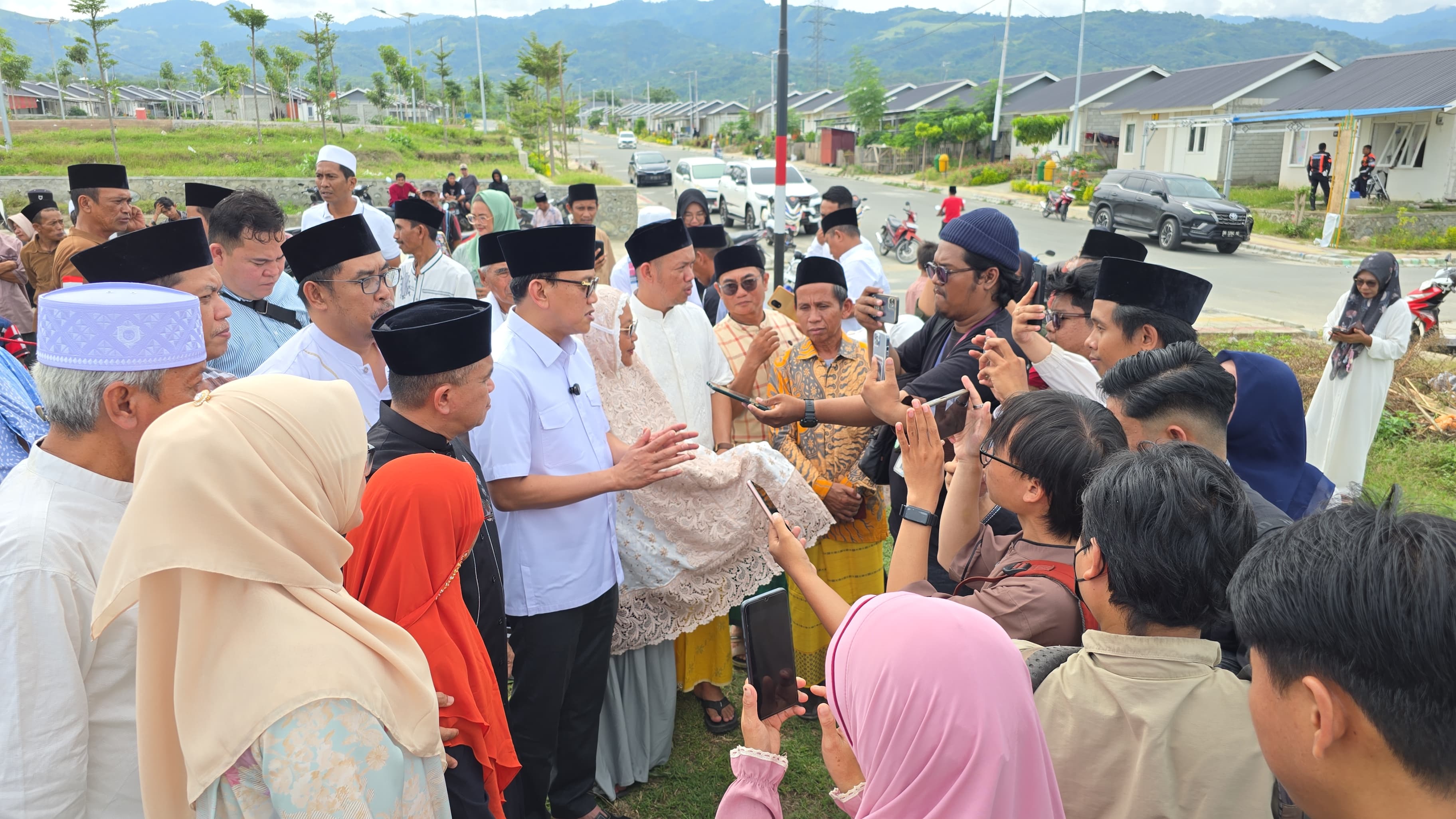 Menteri (P2MI) Abdul Kadir Karding menyerahkan hewan kurban dari Presiden Prabowo Subianto kepada Pemerintah Kota Palu. (BeritaNasinal/Elvis Sendouw/HO Hms P2MI)