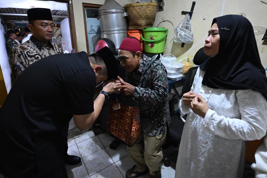 Presiden Prabowo Takziah ke Rumah Duka Affan Kurniawan, Sampaikan Duka Cita Mendalam Presiden Republik Indonesia, Prabowo Subianto menyampaikan belasungkawa secara langsung kepada keluarga almarhum Affan Kurniawan, pengemudi ojek online (ojol) yang wafat dalam insiden yang terjadi pada demonstrasi Kamis malam, 28 Agustus 2025. (BeritaNasional/Elvis Sendouw/HO Biro Pres Istana)