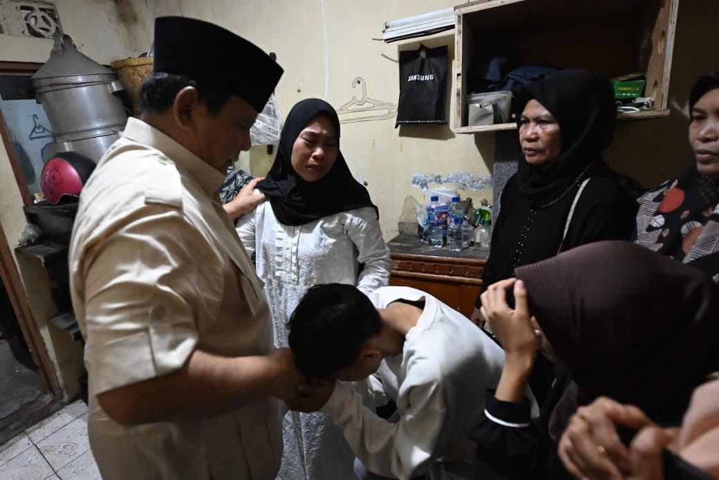 Presiden Prabowo Takziah ke Rumah Duka Affan Kurniawan, Sampaikan Duka Cita Mendalam Presiden Republik Indonesia, Prabowo Subianto menyampaikan belasungkawa secara langsung kepada keluarga almarhum Affan Kurniawan, pengemudi ojek online (ojol) yang wafat dalam insiden yang terjadi pada demonstrasi Kamis malam, 28 Agustus 2025. (BeritaNasional/Elvis Sendouw/HO Biro Pres Istana)