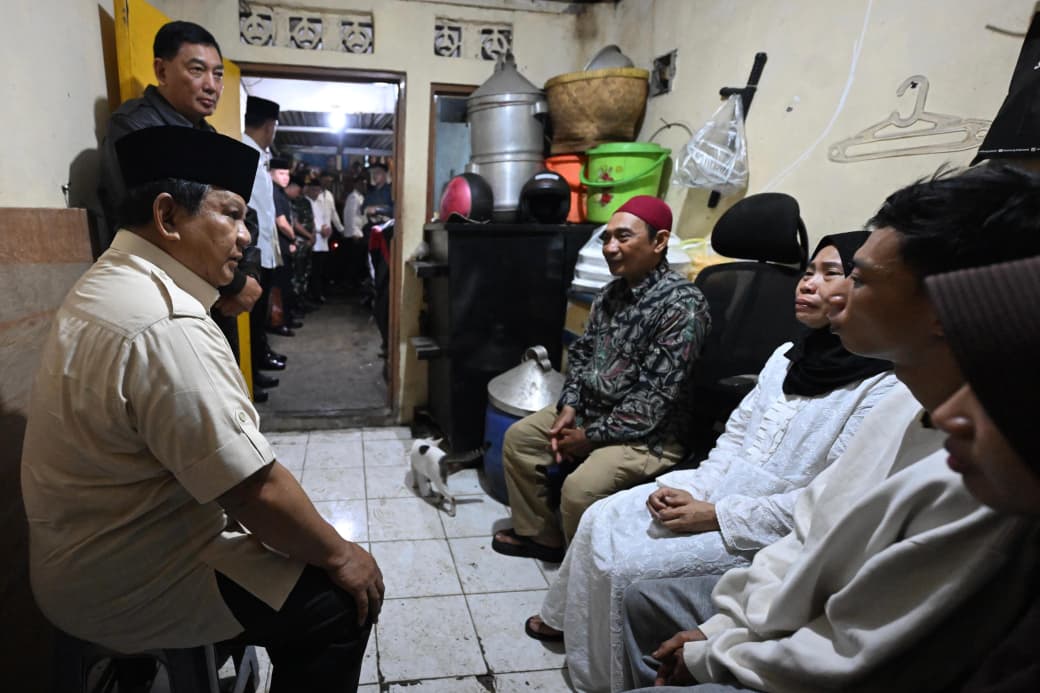 Presiden Prabowo Takziah ke Rumah Duka Affan Kurniawan, Sampaikan Duka Cita Mendalam Presiden Republik Indonesia, Prabowo Subianto menyampaikan belasungkawa secara langsung kepada keluarga almarhum Affan Kurniawan, pengemudi ojek online (ojol) yang wafat dalam insiden yang terjadi pada demonstrasi Kamis malam, 28 Agustus 2025. (BeritaNasional/Elvis Sendouw/HO Biro Pres Istana)