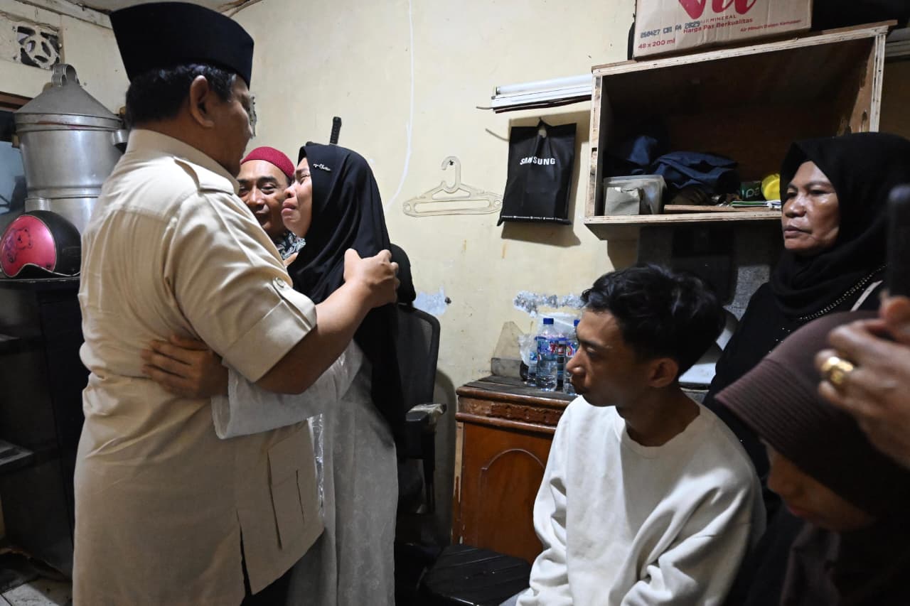 Presiden Prabowo Takziah ke Rumah Duka Affan Kurniawan, Sampaikan Duka Cita Mendalam Presiden Republik Indonesia, Prabowo Subianto menyampaikan belasungkawa secara langsung kepada keluarga almarhum Affan Kurniawan, pengemudi ojek online (ojol) yang wafat dalam insiden yang terjadi pada demonstrasi Kamis malam, 28 Agustus 2025. (BeritaNasional/Elvis Sendouw/HO Biro Pres Istana)